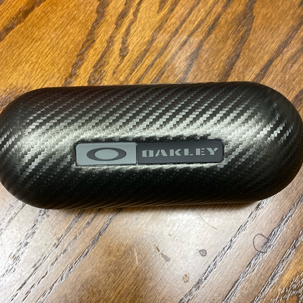 Oakley hard case for Flak 2.0 with extra nose pads